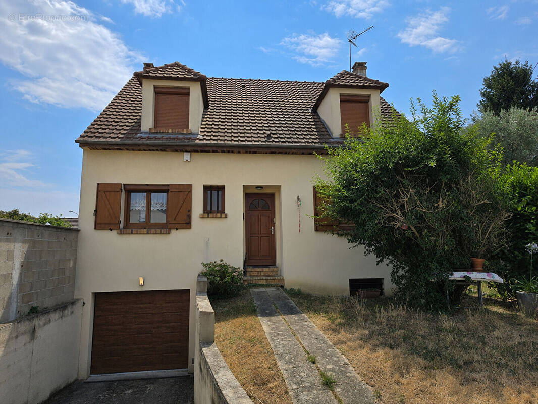 Maison à SAINTE-GENEVIEVE-DES-BOIS