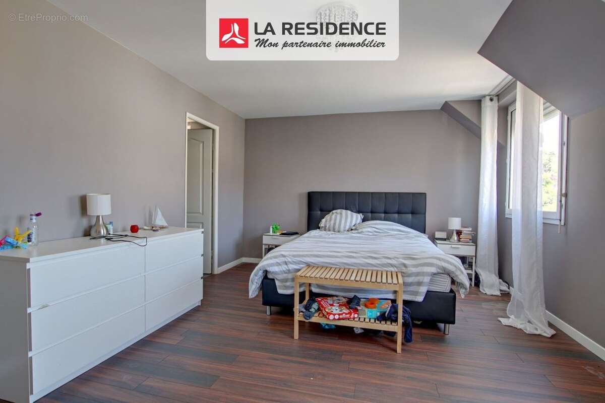 Maison à LE MESNIL-SAINT-DENIS