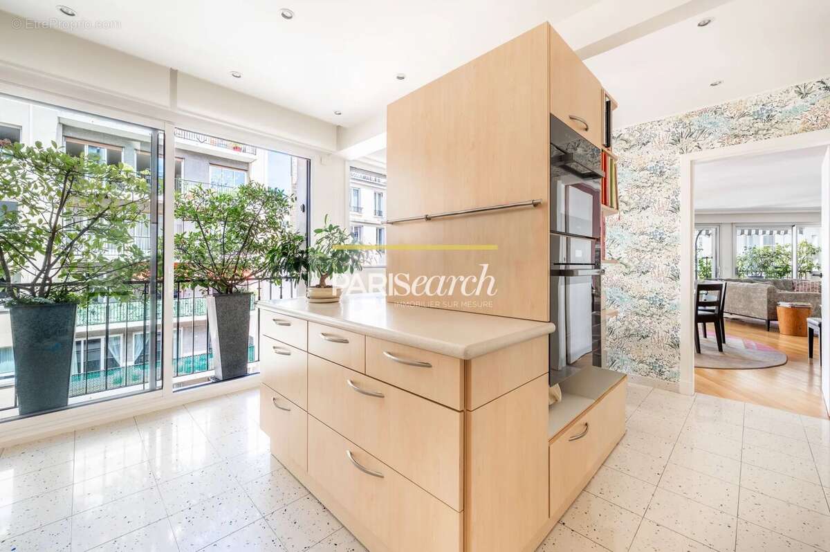 Appartement à PARIS-16E
