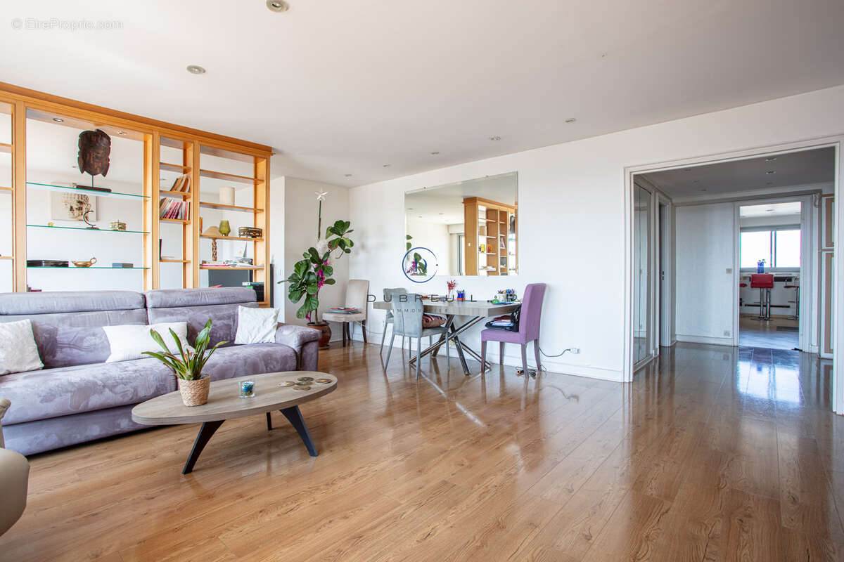 Appartement à COURBEVOIE