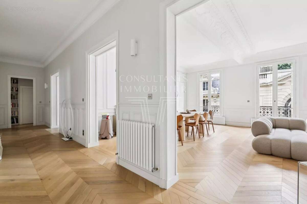 Appartement à PARIS-8E