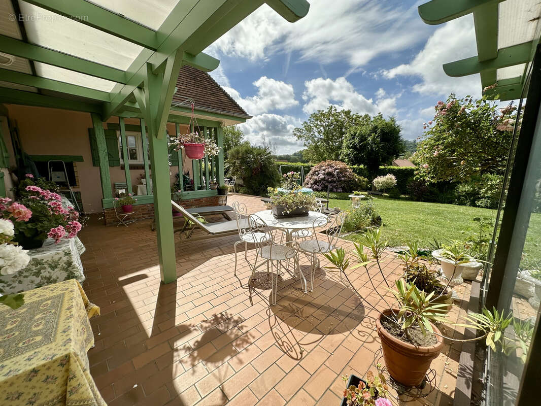 Belle propriété familiale de 220 m2 sur un terrain clos et paysager de 1 785 m2   Bellengreville - photo 3