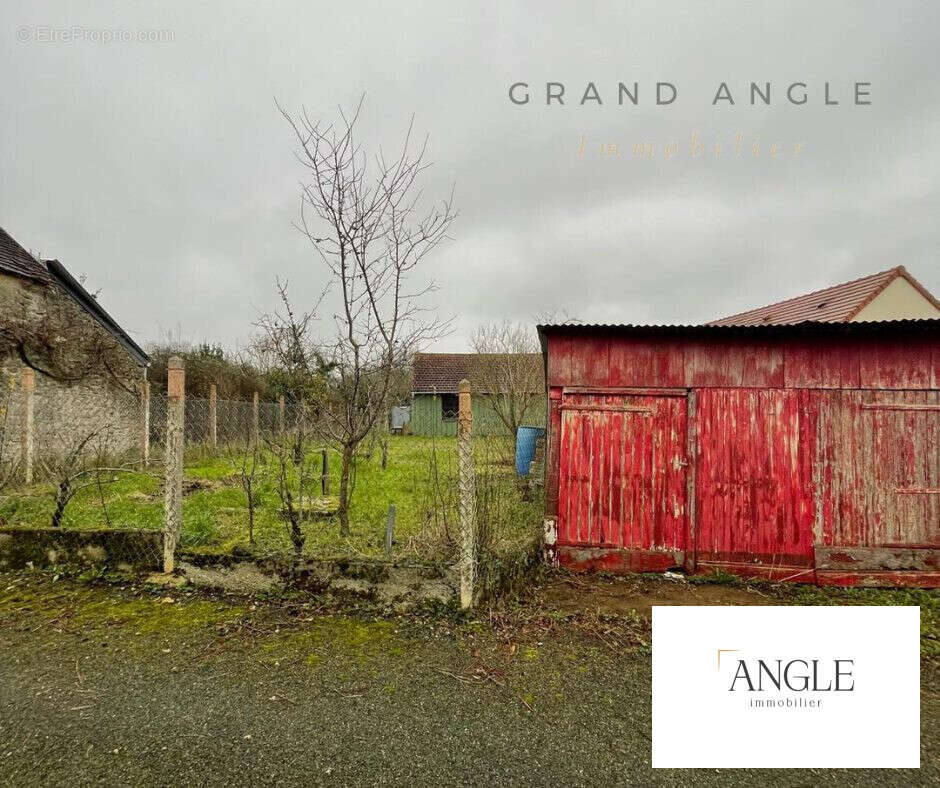 Terrain à GESNES-LE-GANDELIN