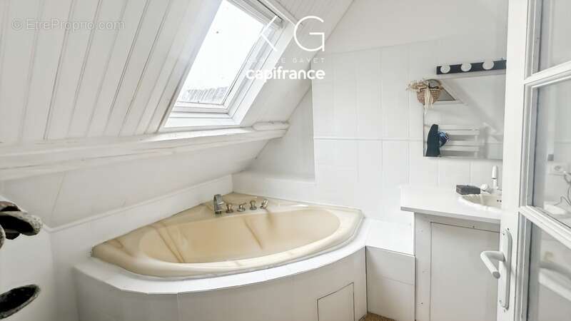 Maison à LA RIVIERE-SAINT-SAUVEUR