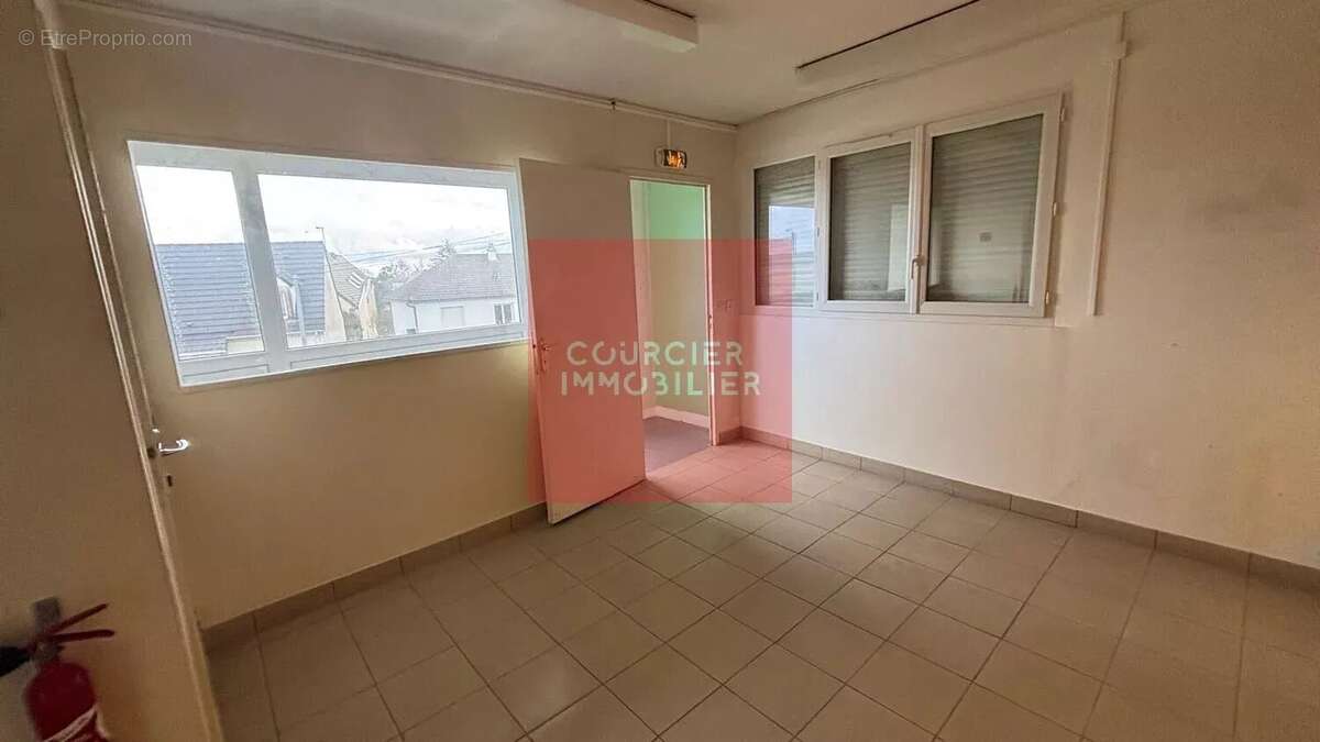 Commerce à LE MESNIL-SAINT-DENIS