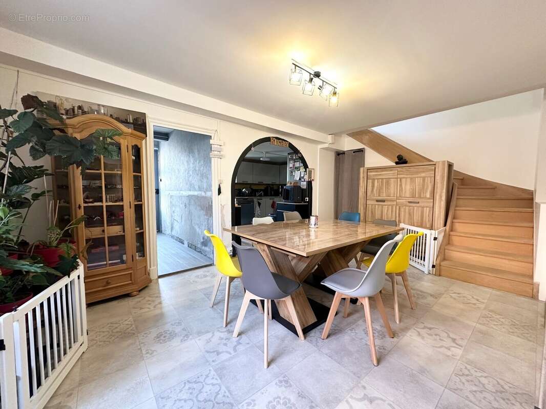 Maison à BAGE-LE-CHATEL