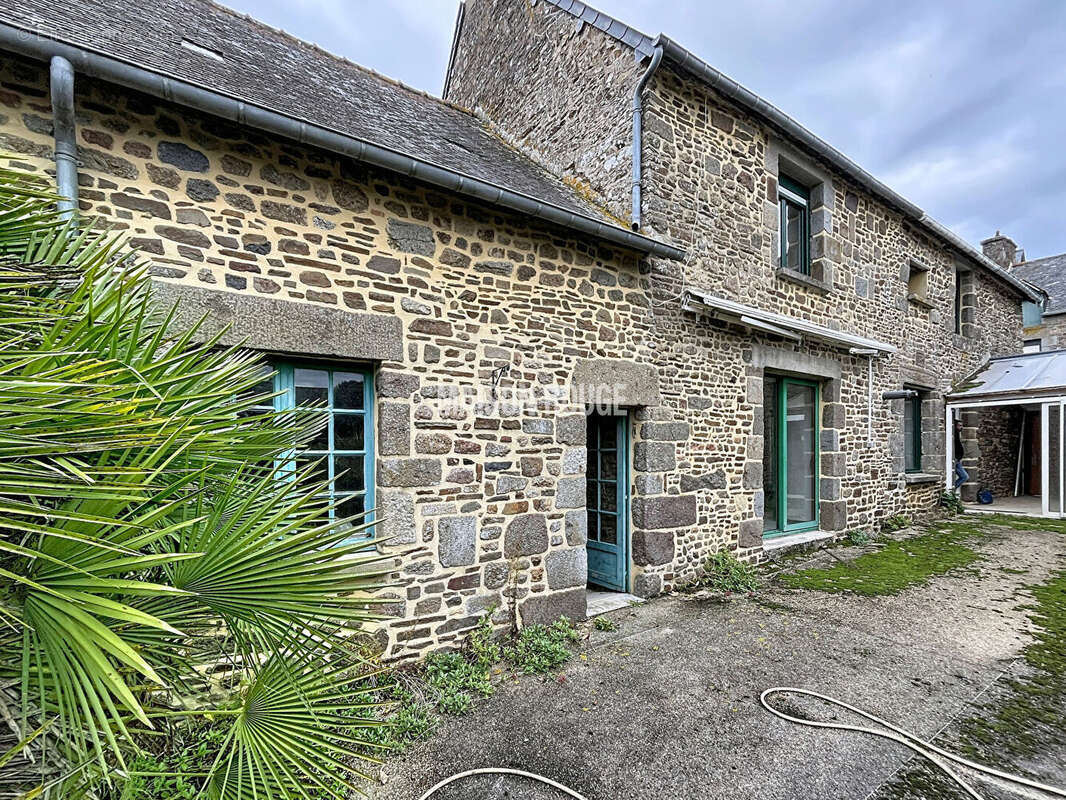 Maison en pierre avec jardin clos - Bourg de Lourmais - photo 15