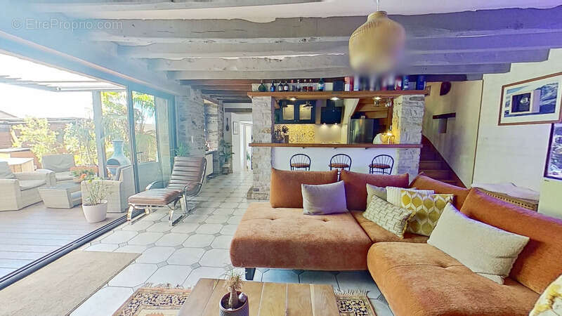 Maison en pierre , pleine de charme - 3 Chambres et mezzanine - COURNON - photo 4