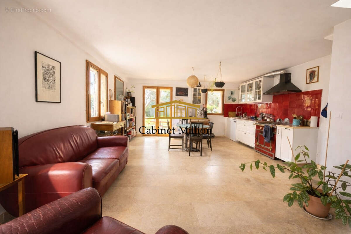 Maison à VIC-LA-GARDIOLE