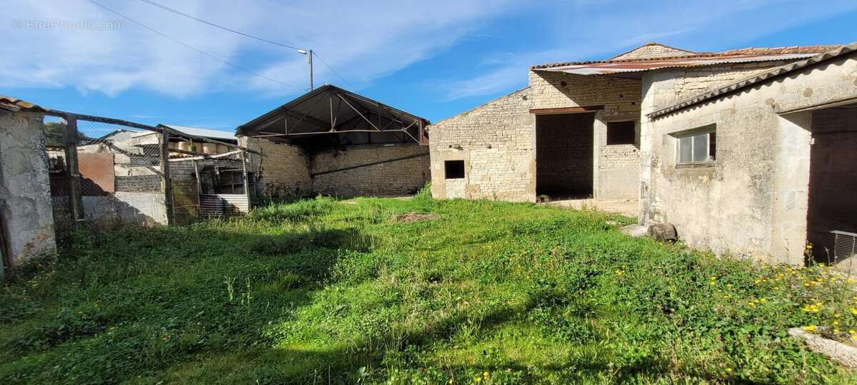 Cour des dépendances - Maison à SAINT-MANDE-SUR-BREDOIRE