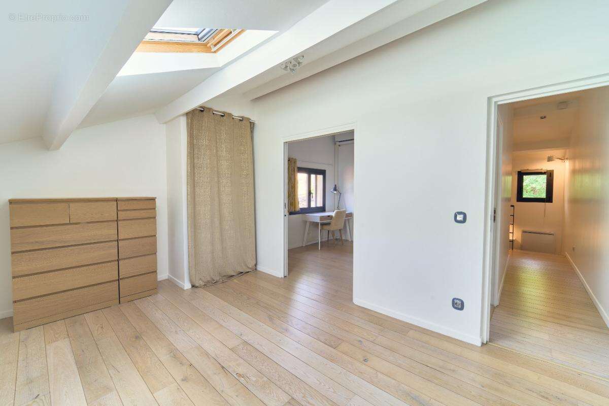 Maison à LE PUY-SAINTE-REPARADE