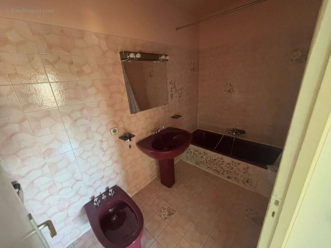 Appartement à SAINT-LAURENT-DU-VAR