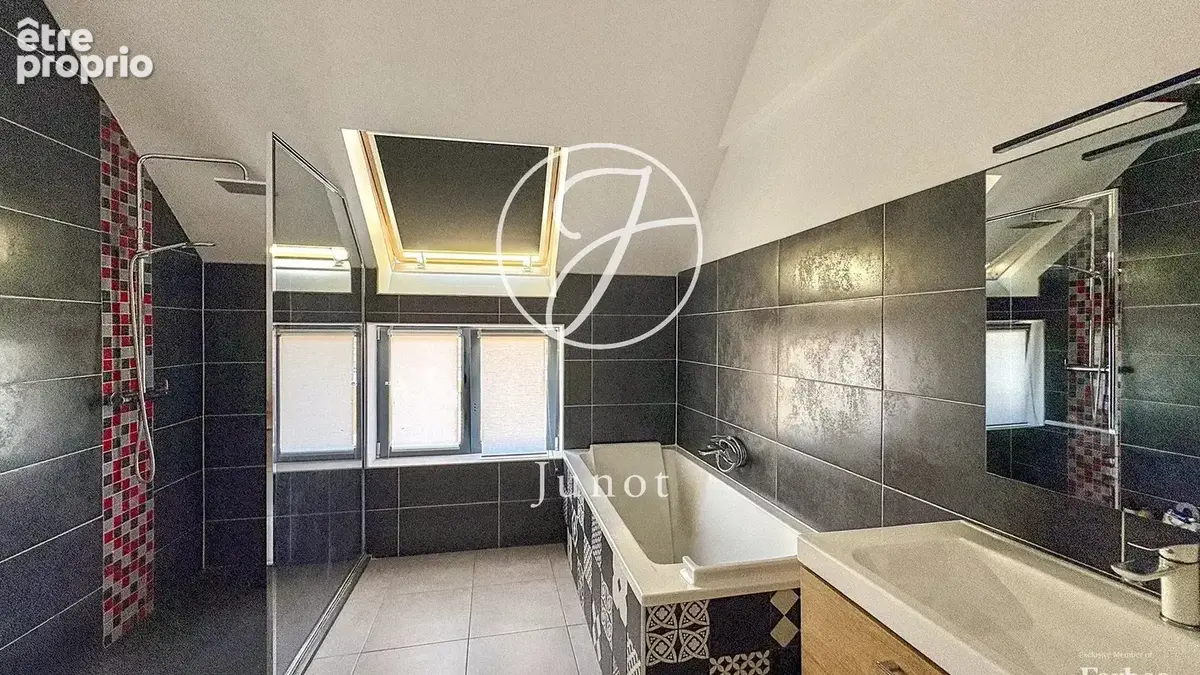 Sailly-lez-lannoy - Ferme rénovée à vendre - 10 pièces - 334m² et 180m² de dépendance - 7 chambres - Piscine - Garage - photo 13