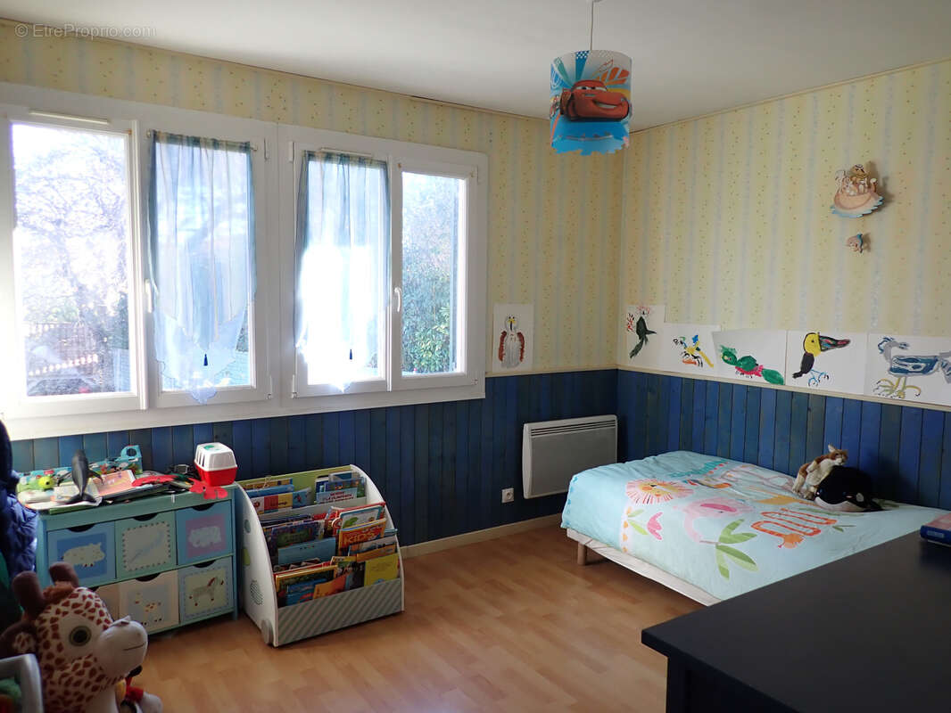 La Seyne sur mer, Quartier sud. Maison T5 de 91 m2 sur 600 m2 de terrain avec garage. - photo 9