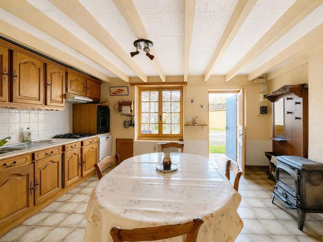 Maison 82 m² à Cellefrouin  - photo 2