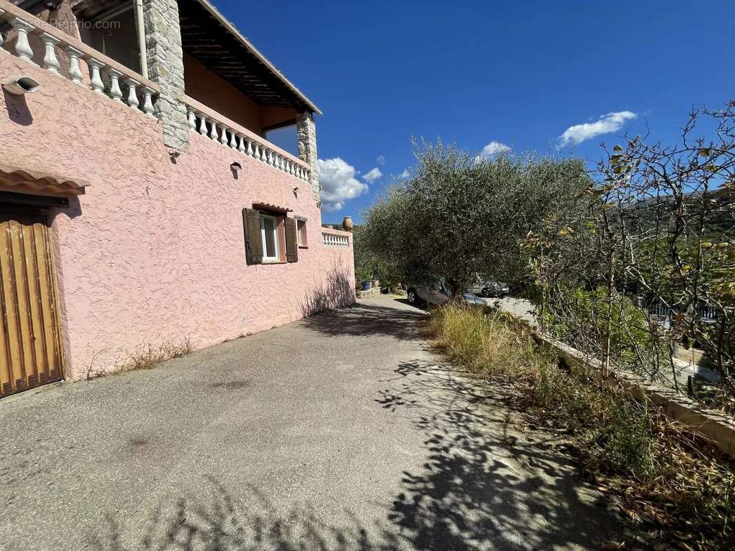 Appartement à CONTES