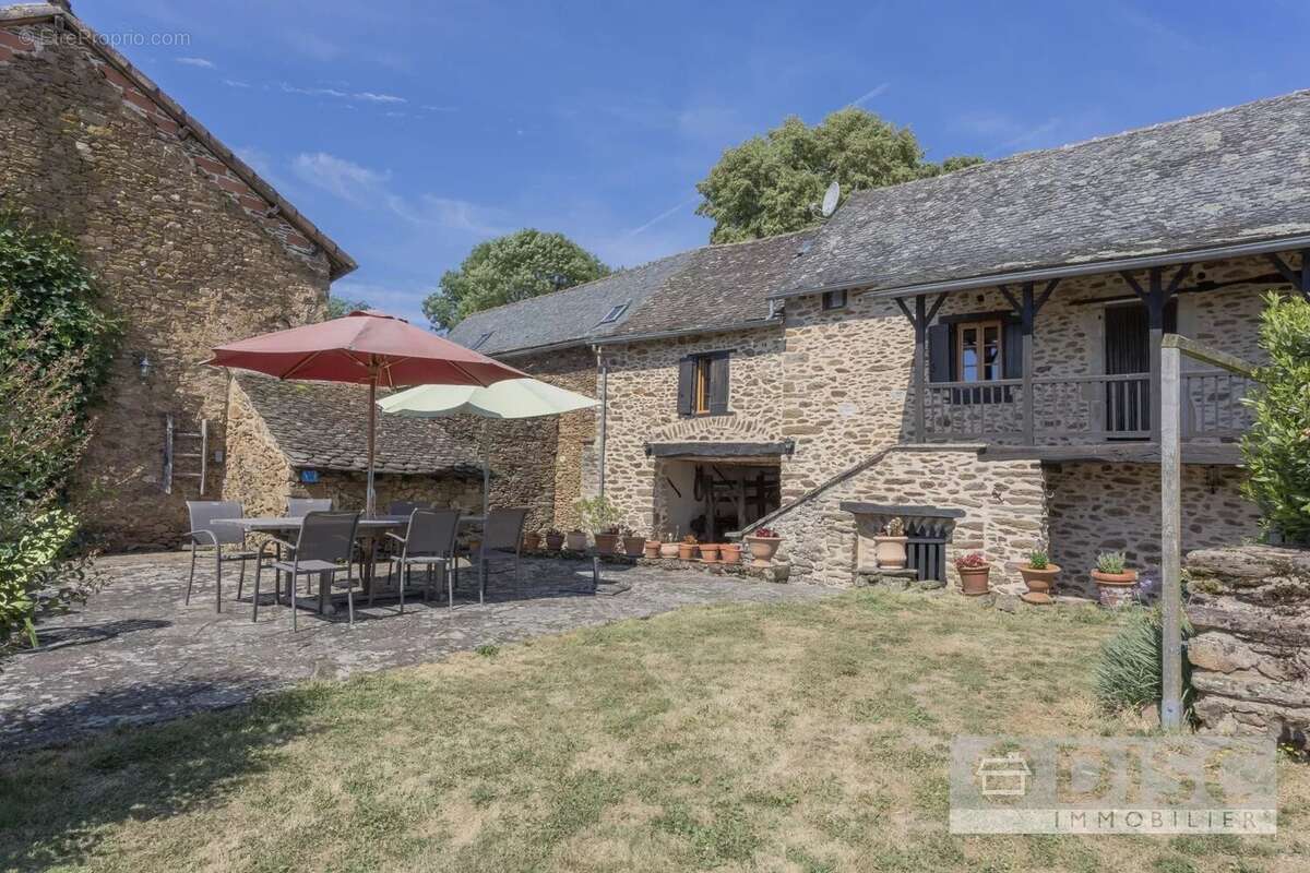 Corps de ferme rénovée avec spacieux gîte indépendant, dépendance, piscine et superbes vues. - photo 18