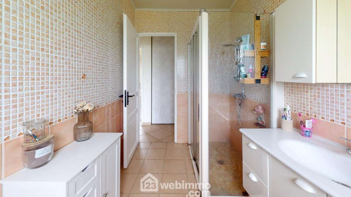 Une salle de douches entre les deux chambres enfants. - Maison à SAINT-VINCENT-SUR-JARD