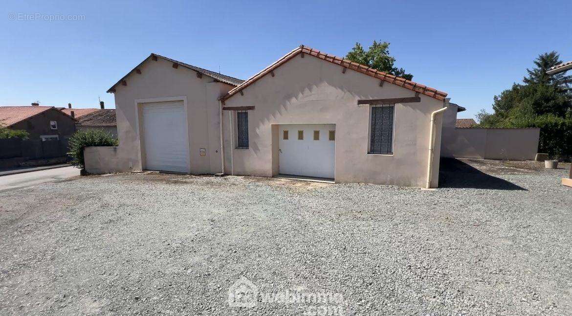 Avec 2 garages d'environ 100 m2. - Maison à SAINT-PARDOUX