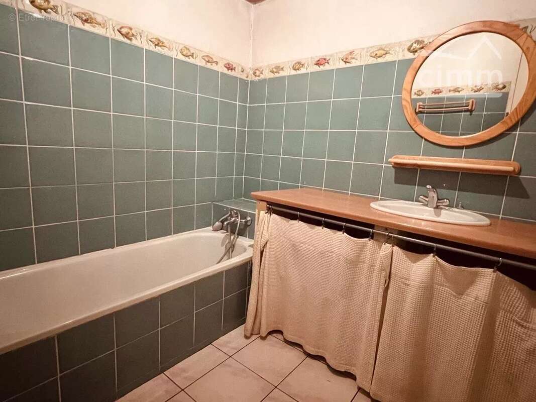 A vendre une grande maison avec jardin et garage - photo 10