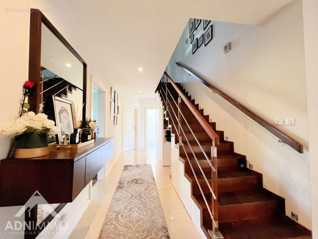 Maison à SAINT-GENIS-POUILLY