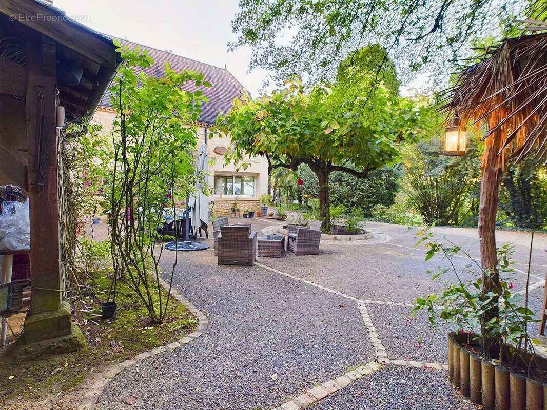 Maison unique construite dans la roche naturelle à La Roque-Gageac, l'un des plus beaux villages de France dans la vallée de la  - photo 8