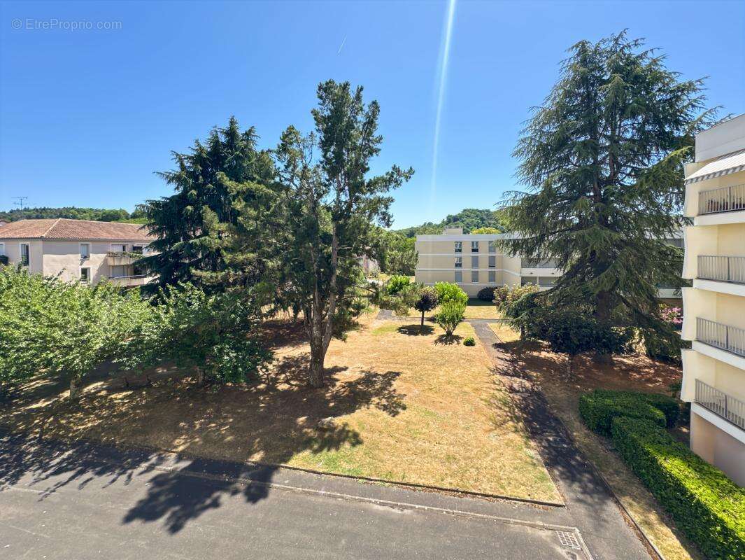 Grand t2 en résidence avec ascenseur balcon cave et parking - photo 2