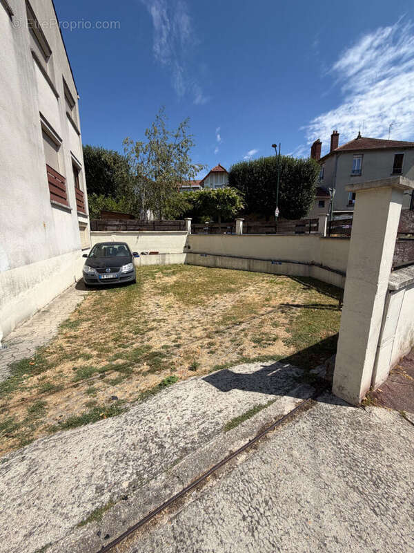 Limite Le Raincy, immeuble de trois appartements et 3 places de parking - photo 3