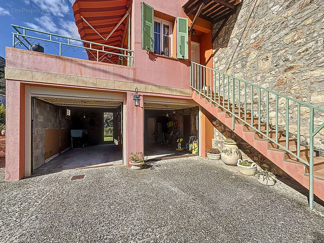 Maison à CHATEAUNEUF-VILLEVIEILLE