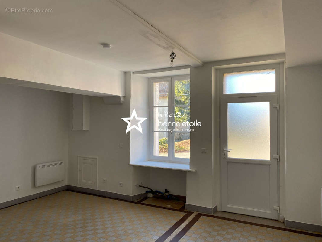 Immeuble - Neufchâtel-en-Saosnois - Guy Garreau - Bonne étoile immobilier - Appartement à NEUFCHATEL-EN-SAOSNOIS