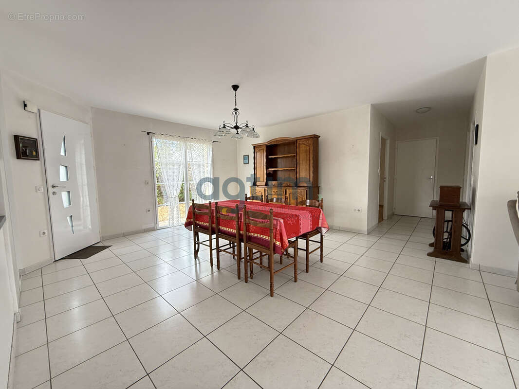 MONTAIGU, Centre, en lotissement: Maison de plain pied, 93m2 habitables, 2 chambres, garage, terrain clos - photo 5