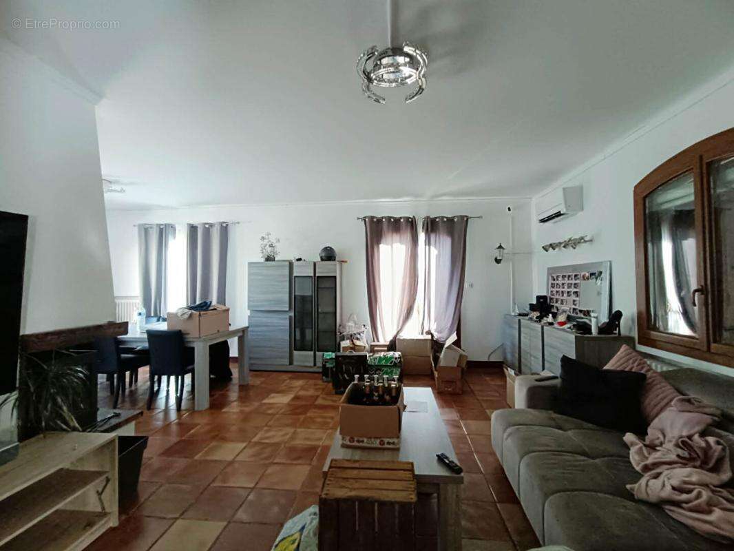 Maison à SAINT-MITRE-LES-REMPARTS