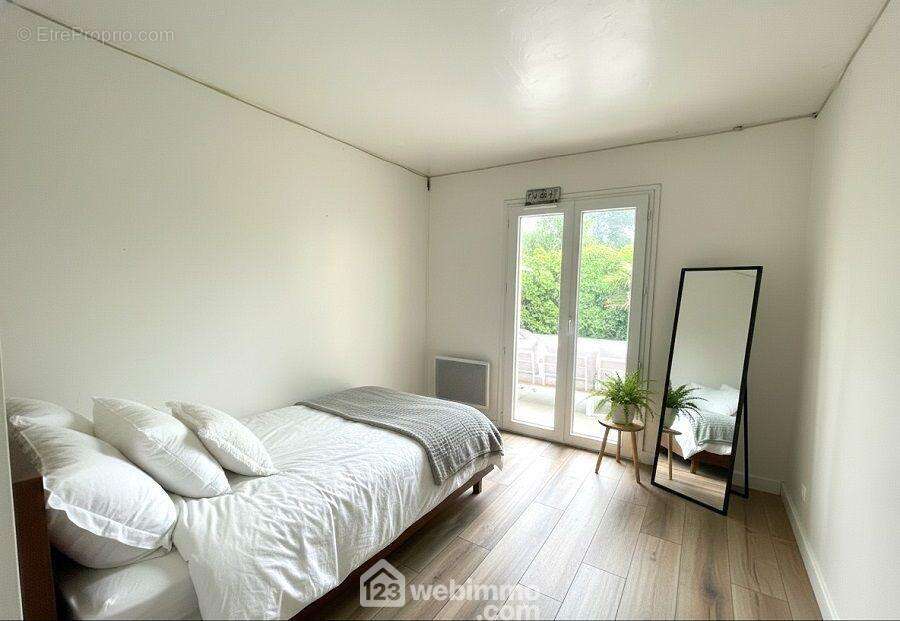 Belle chambre principale offrant un espace nuit confortable et reposant. - Maison à SAINTE-MAXIME