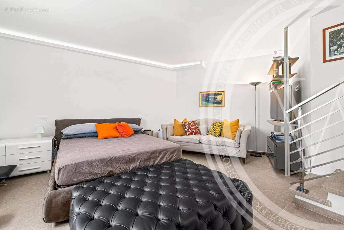 Une résidence de jardin de trois chambres entièrement rénovée au-dessus de la mer, Roquebrune-Cap-Martin - photo 21