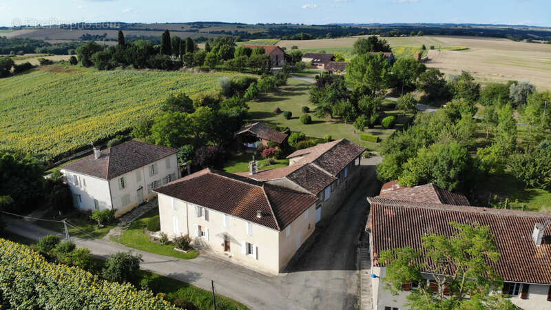 A vendre et rénover : Ancien corps de ferme 9 pièces, 6 chambres, au coeur d'un village proche de MAUVEZIN (32) - photo 20
