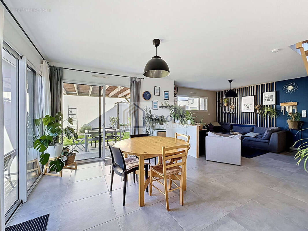 Maison à LA TRINITE-SURZUR