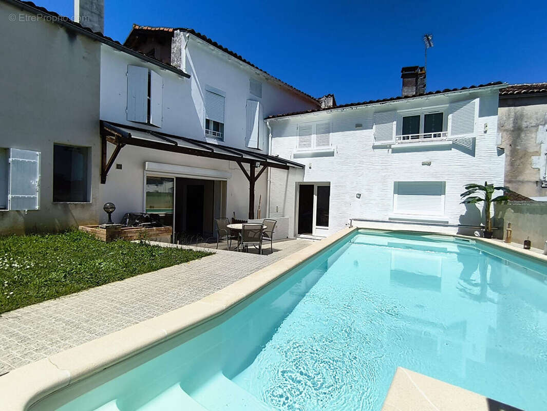 Maison à BURIE