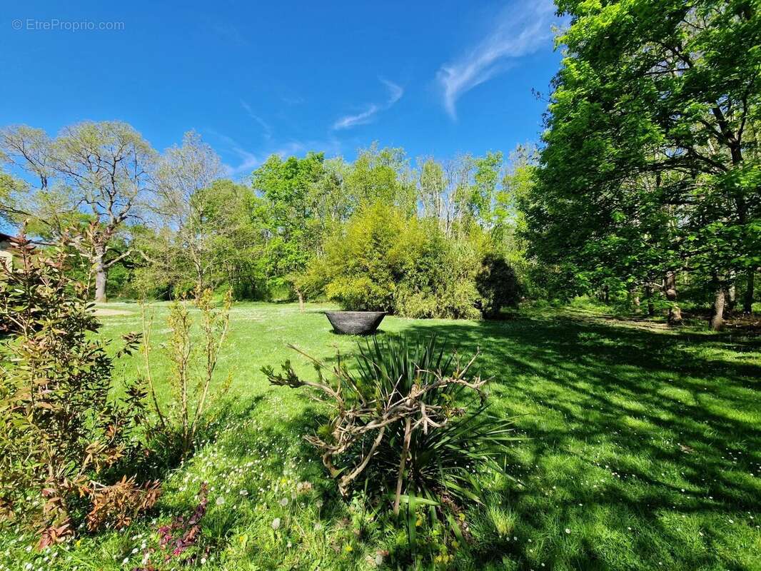 Maison à VIC-FEZENSAC