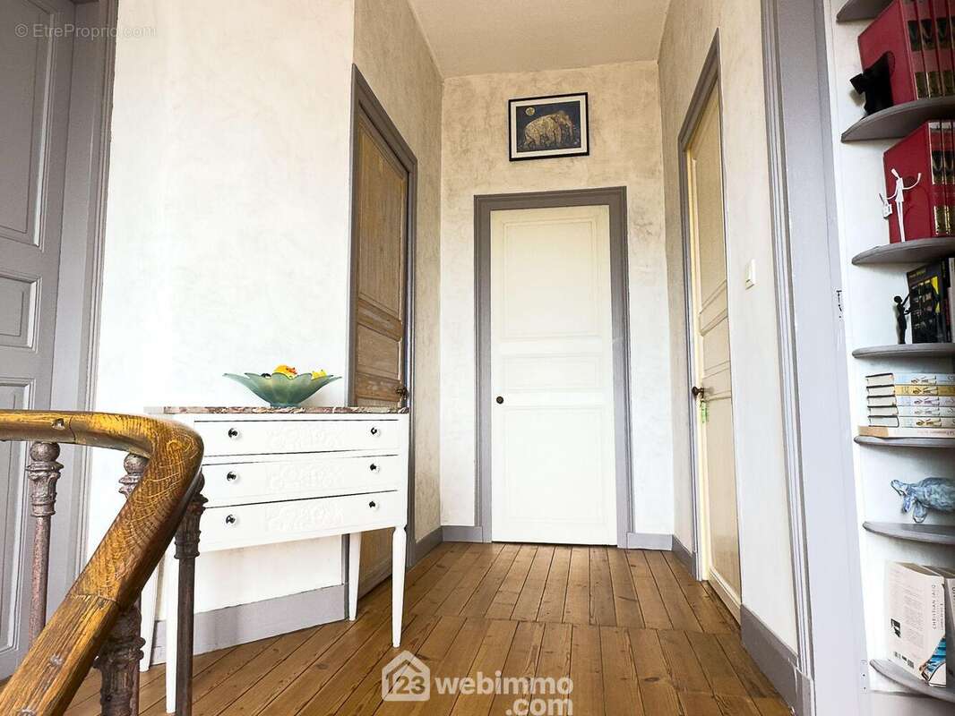 Le 1er étage distribue 3 chambres dont une suite parentale. - Maison à CHOLET