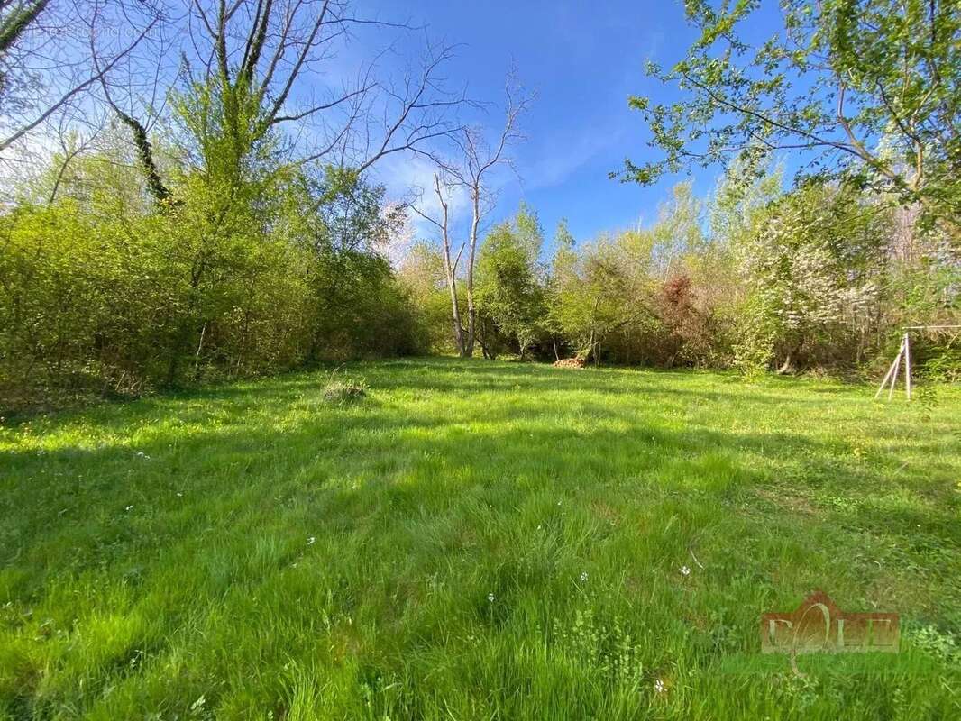 Terrain à EYZIN-PINET