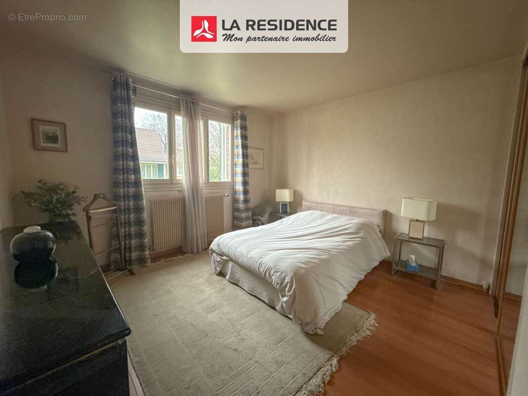 Maison à LE MESNIL-SAINT-DENIS