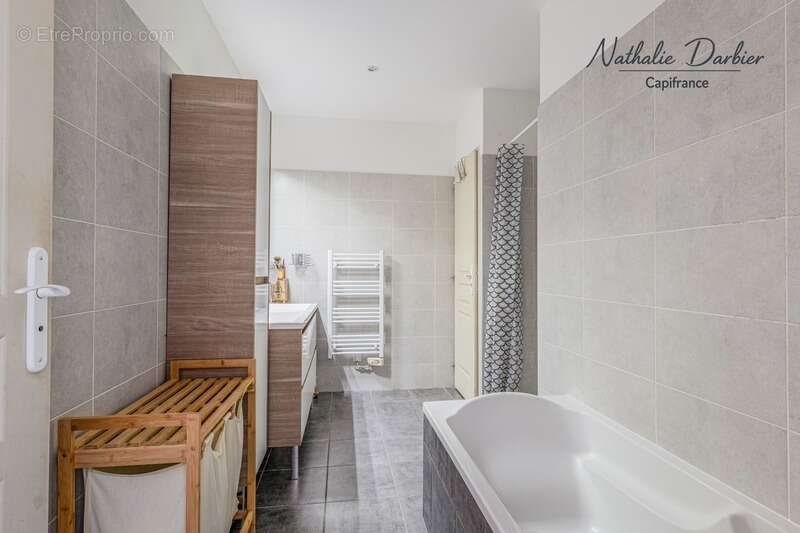 Appartement T4 rénové - Résidence San Filippo - Neyron le Haut - - photo 6