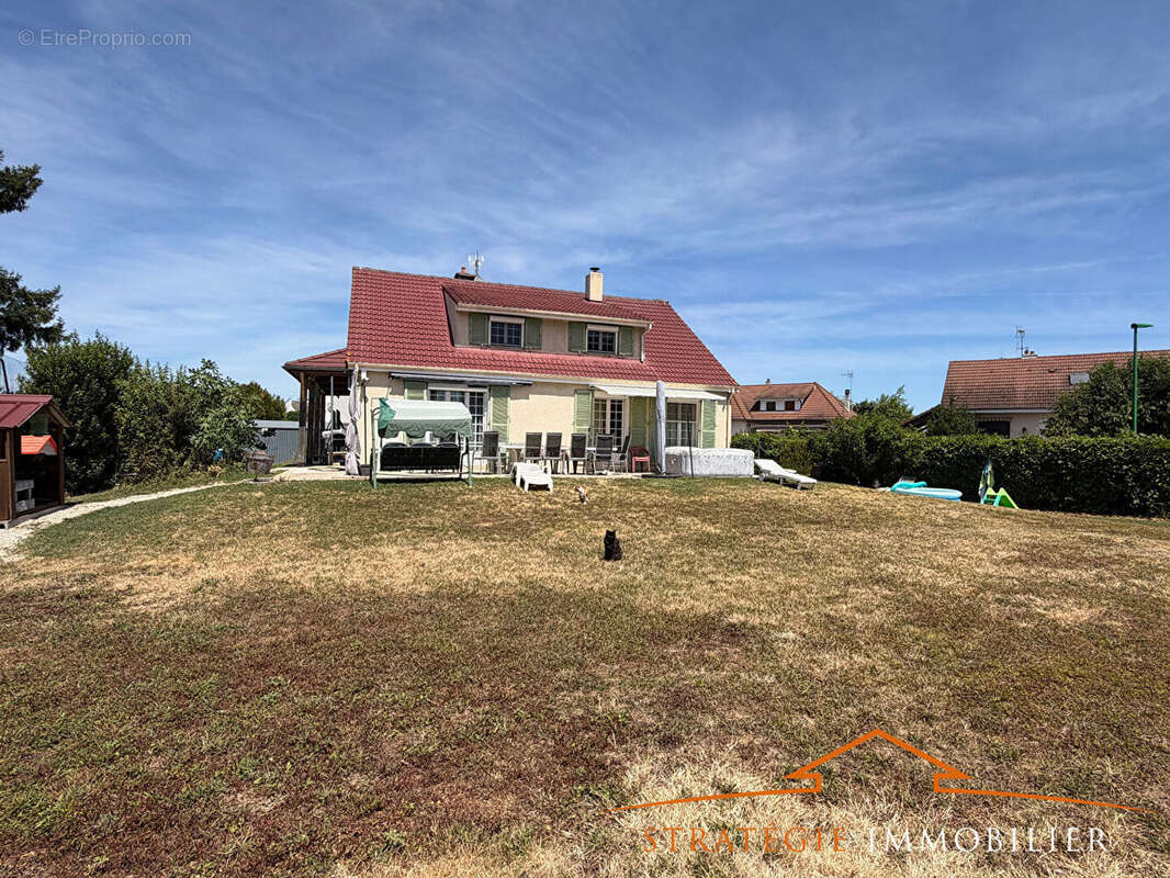CHAMPFORGEUIL, maison familiale de 180 m² (6 chambres) avec terrain - photo 15