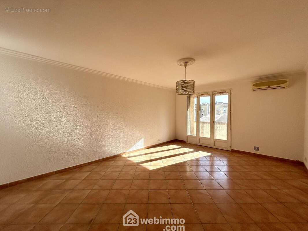 Pièce de vie climatisée de 26 m2 - Appartement à LUCCIANA
