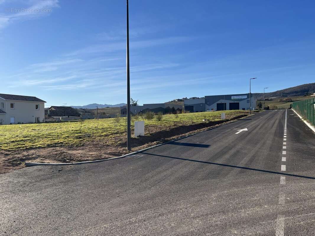 Terrain à SAINT-ETIENNE-LA-VARENNE