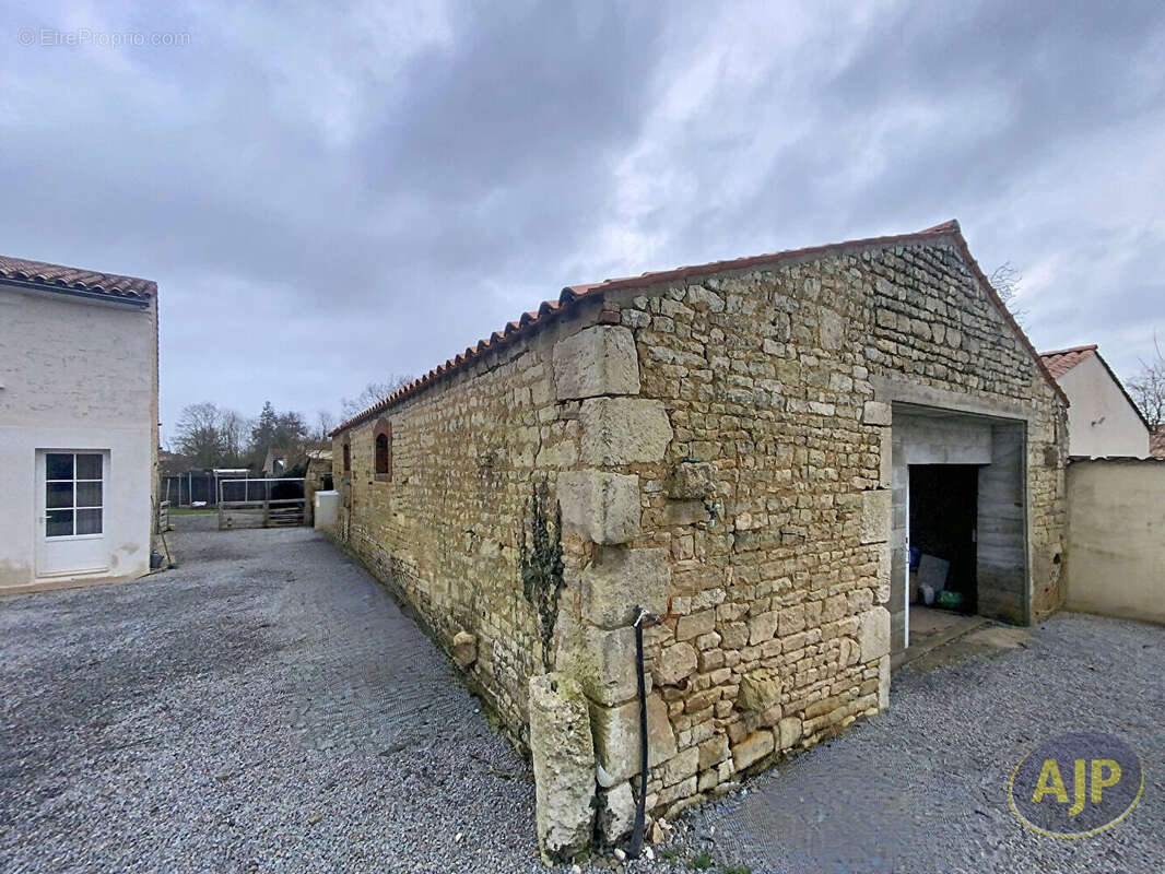 Maison à SAINTE-GEMME-LA-PLAINE