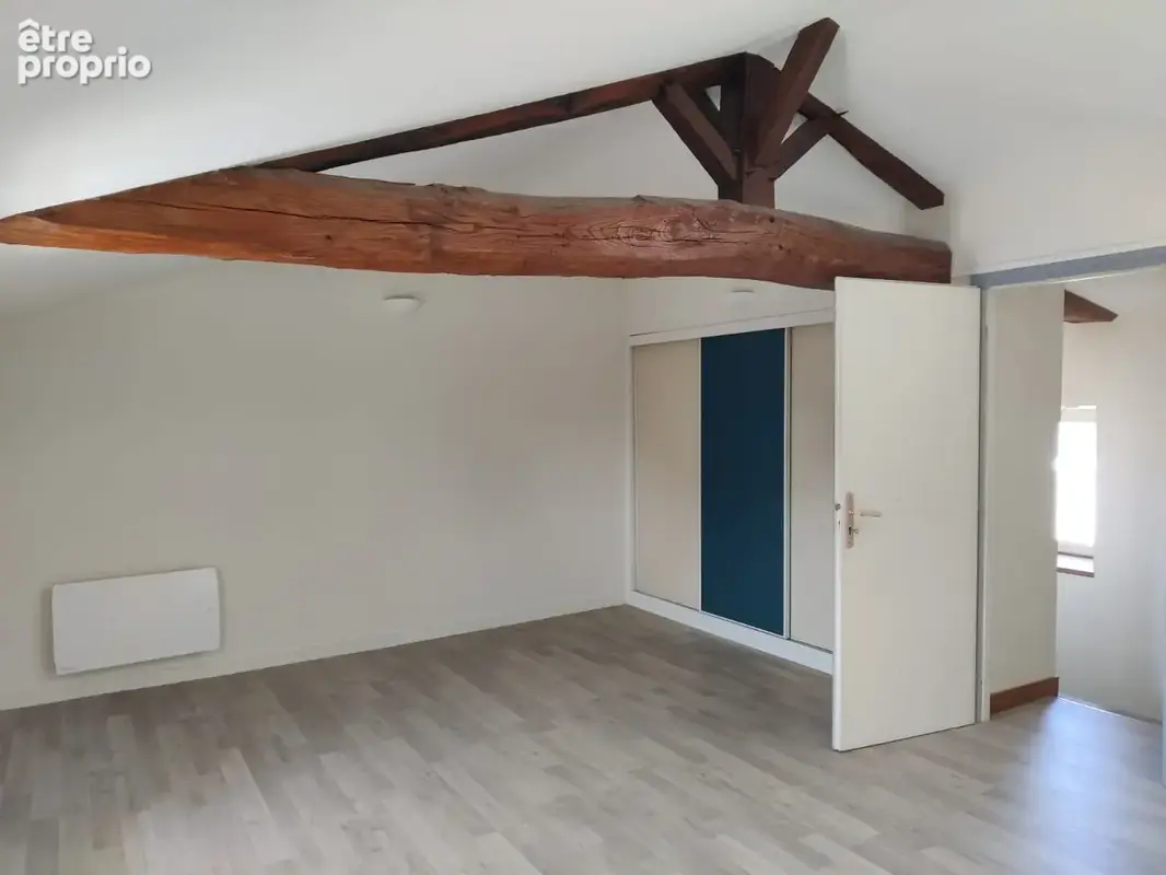 Immeuble de rapport avec un local commercial et deux appartements à St Jean d'Angely. - photo 7