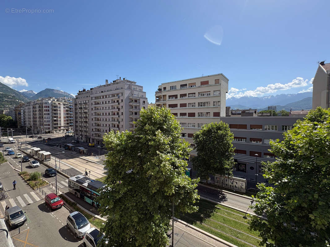 Elégance et valeur : T2 Bis avec balcon 4ème étage avec ascenseur - photo 4