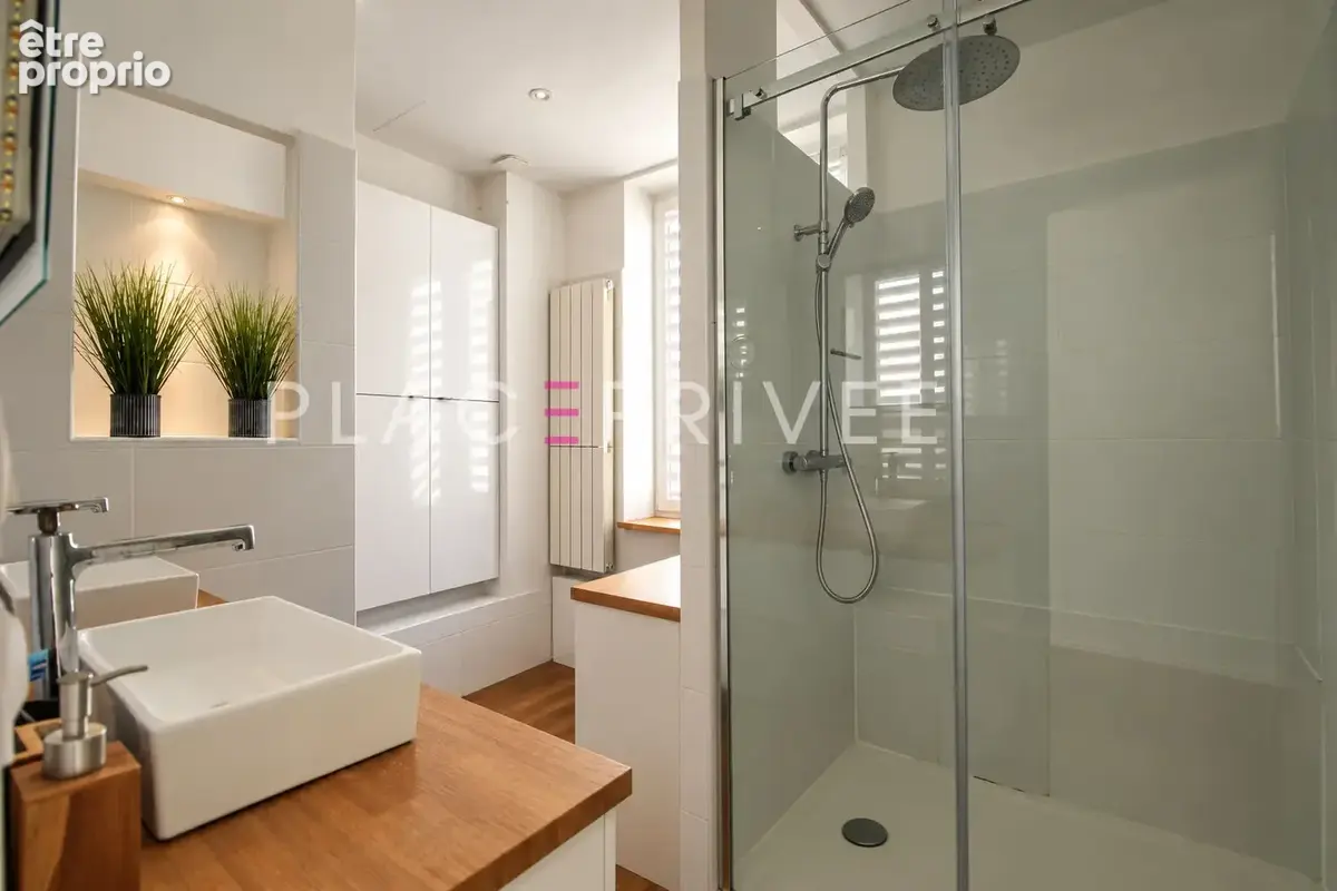Maison avec jardin et stationnement - photo 12