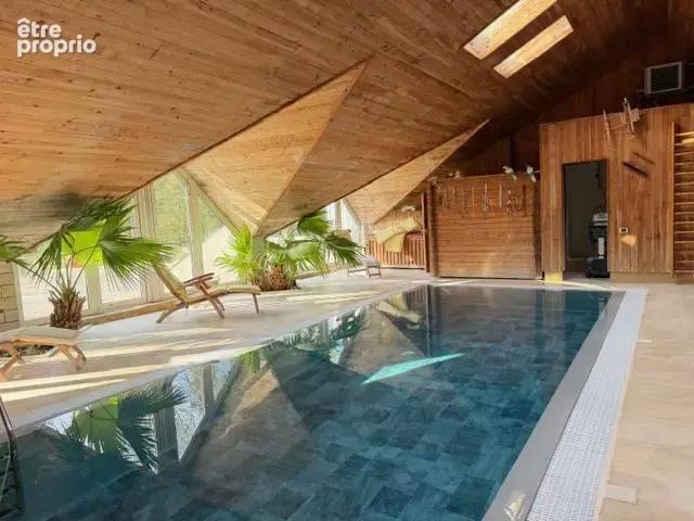 Superbe propriété avec piscine intérieure au coeur d'un parc de 3 hectares avec étang - photo 9